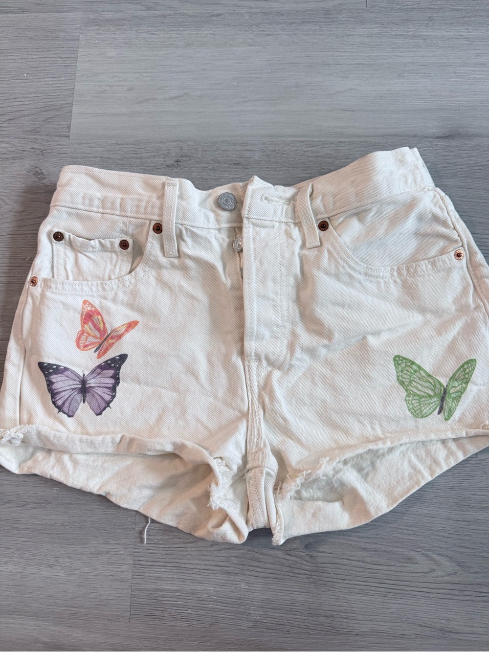 Levi cream color Butterfly Print Women's Denim Shorts, size 27